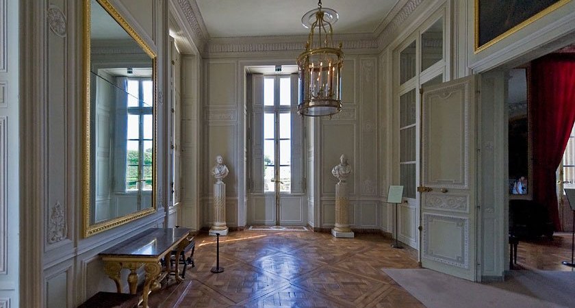 LE PETIT TRIANON – L'ANTICHAMBRE – Les Trésors de Versailles